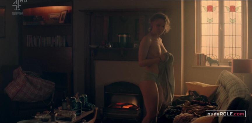 3. Tess nude, Leila nude – Kiss Me First s01e02 (2018)