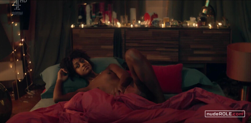 1. Tess nude, Leila sexy – Kiss Me First s01e01 (2018)