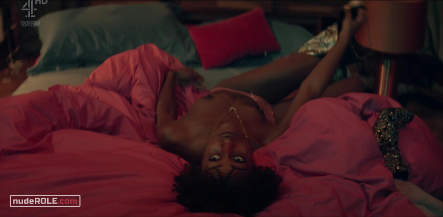 2. Tess nude, Leila sexy – Kiss Me First s01e01 (2018)