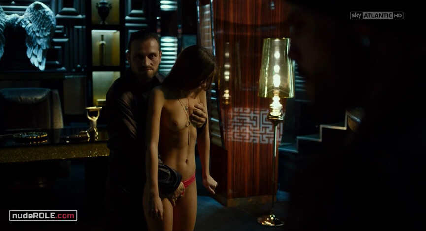 1. Elvana nude – Gomorrah s03e03 (2017)