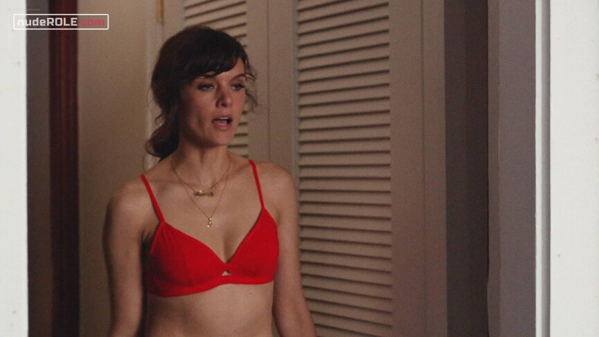 1. Bridgette Bird sexy, Eliza sexy – SMILF s01e05 (2017)