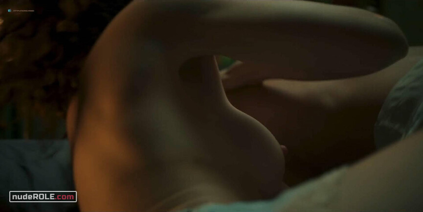 1. Lidia nude, Sara Millán, Óscar Ruiz nude – Cable Girls s01 (2017)