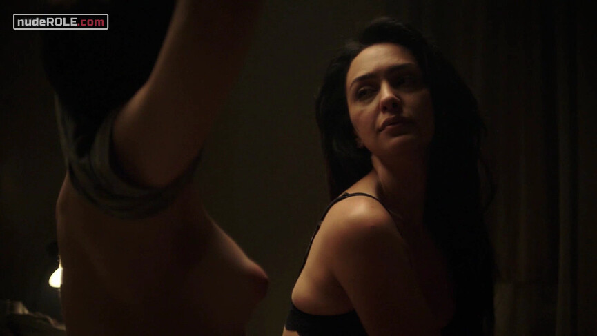 3. Baldwin nude, Clare sexy – Counterpart s01e04 (2018)