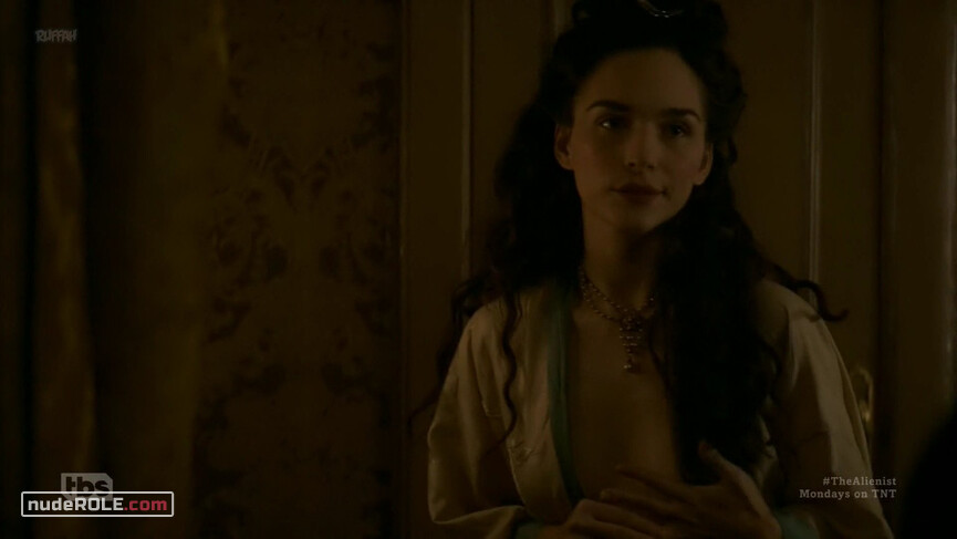 3. Flora nude – The Alienist s01e01 (2018)