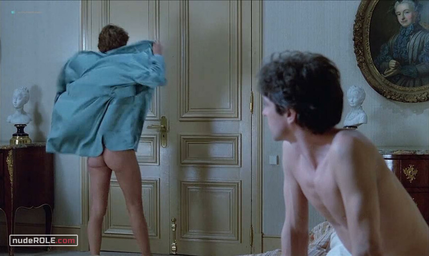 2. Françoise nude, Margaret nude – Max My Love (1986)
