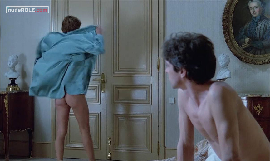 2. Françoise nude, Margaret nude – Max My Love (1986)