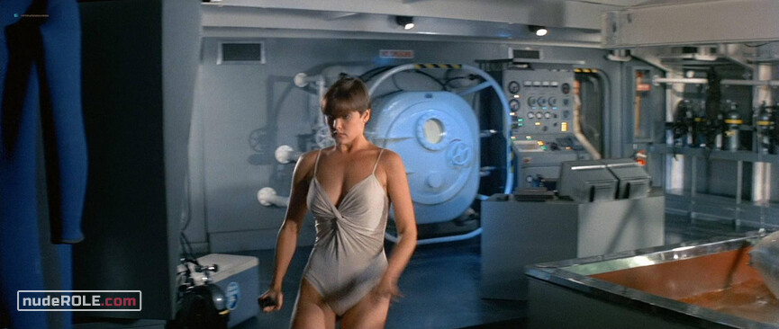 2. Pam Bouvier sexy, Lupe Lamora sexy – Licence to Kill (1989)