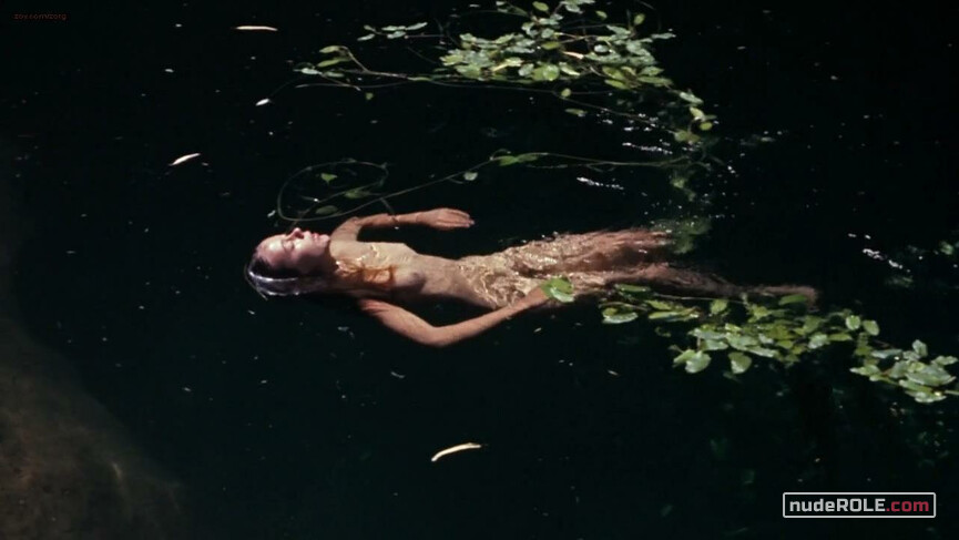 3. Girl nude – Walkabout (1971)