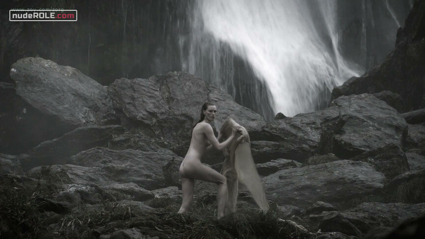2. Aslaug nude – Vikings s01e09 (2013)