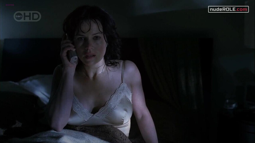 2. Dr. Molly Anne Caffrey sexy – Threshold s01e01 (2005)