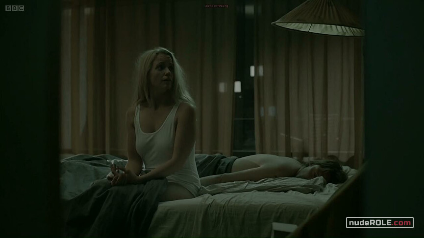 2. Saga Norén nude – The Bridge s01e02 (2011)