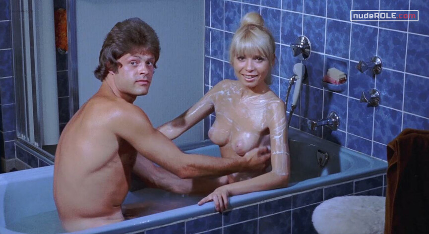 2. Ingrid nude, Evelyn nude, Stewardess in Jahrmarktsepisode nude, Jenny nude – The Swingin' Stewardesses (1971)