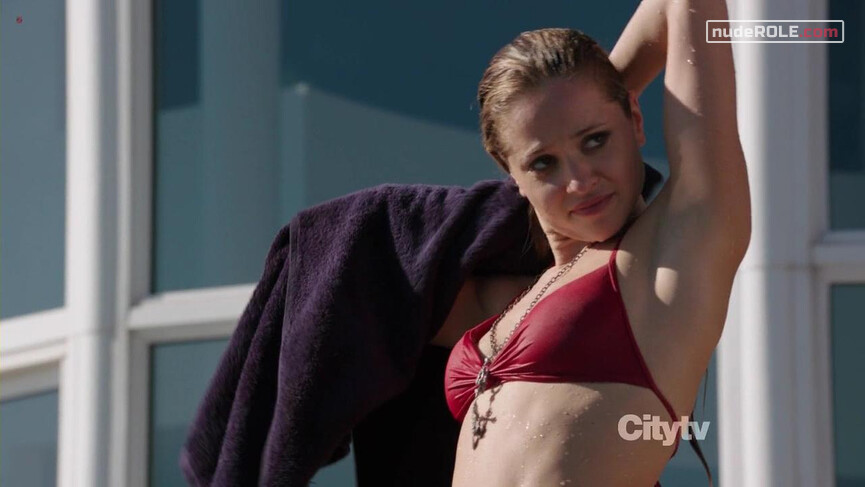 1. Amanda Clarke sexy – Revenge s01e08 (2011)