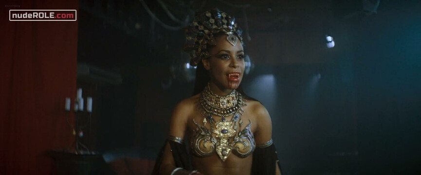 1. Akasha sexy – Queen of the Damned (2002)
