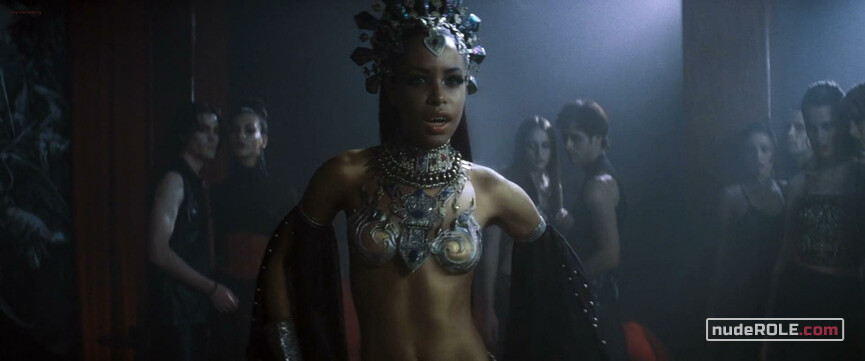 2. Akasha sexy – Queen of the Damned (2002)
