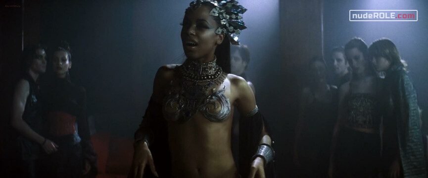 3. Akasha sexy – Queen of the Damned (2002)