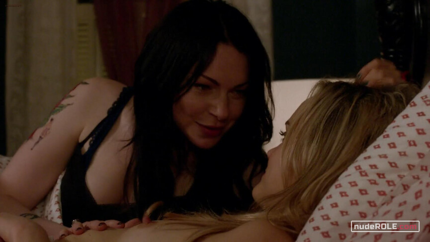 3. Piper Chapman nude, Alex Vause sexy – Orange Is the New Black s02e10 (2014)