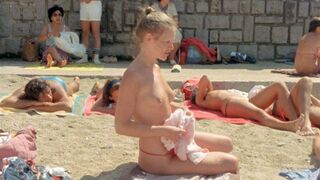 in Biarritz nude – The Green Ray (1986)