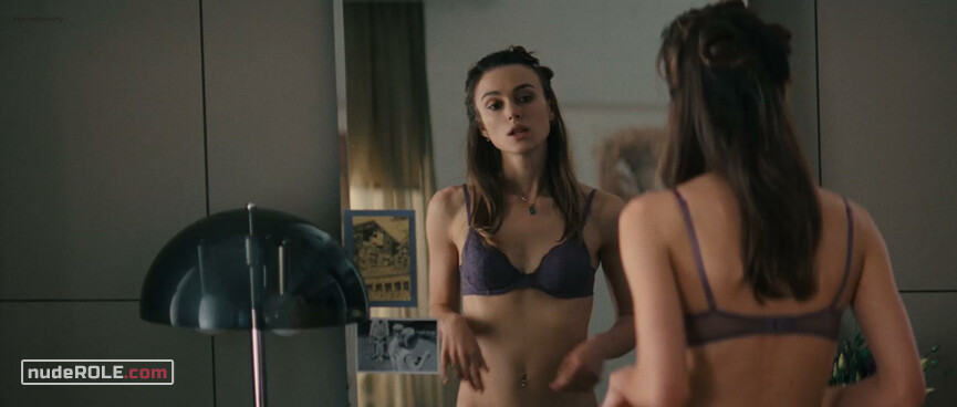 3. Joanna Reed sexy, Laura sexy – Last Night (2010)