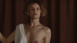 Angèle nude – The Maiden and the Wolves (2007)