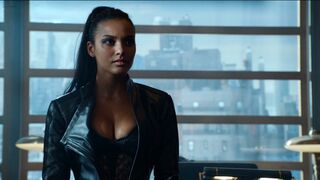 Dr. Leslie "Lee" Thompkins sexy, Tabitha Galavan sexy – Gotham s02e01 (2015)