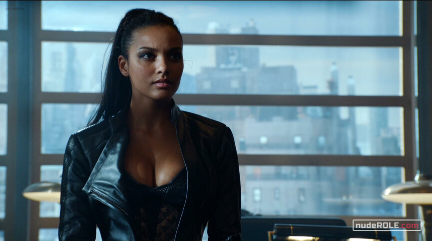 1. Dr. Leslie "Lee" Thompkins sexy, Tabitha Galavan sexy – Gotham s02e01 (2015)