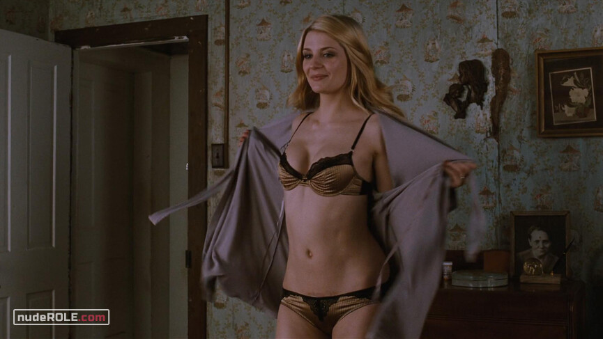 3. Shelby Mercer sexy, Elizabeth Mitchum sexy – Homecoming (2009)