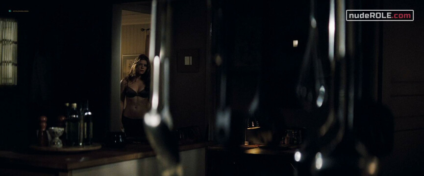 2. Sarah Fenn sexy – Shooter (2007)