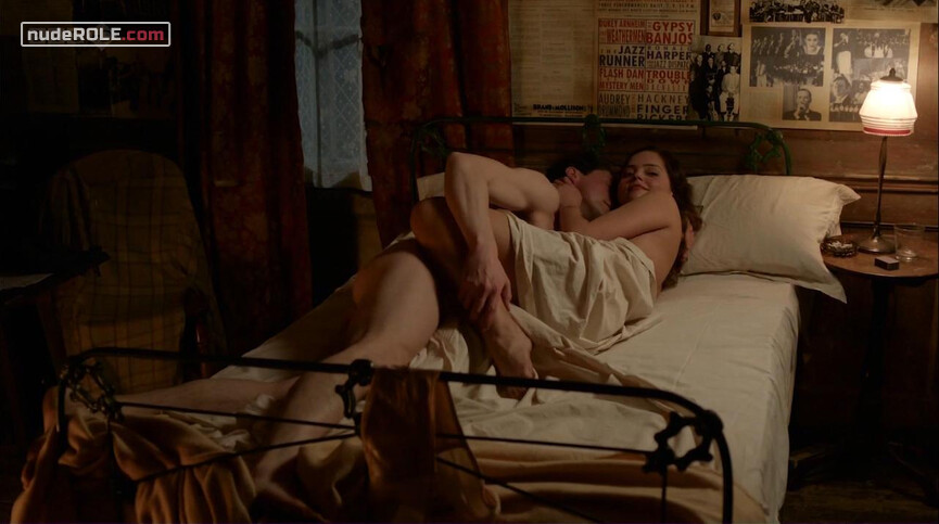 3. Rosie sexy, Pamela sexy – Dancing on the Edge s01e01 (2013)