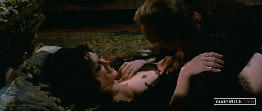 2. Corringa sexy, Suzanne nude – Seven Deaths in the Cat's Eye (1973)