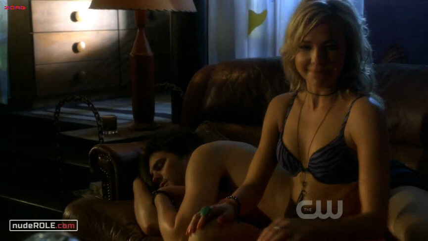 2. Paige Thomas sexy, Catherine "Cate" Cassidy sexy – Life Unexpected s02e01 (2010)