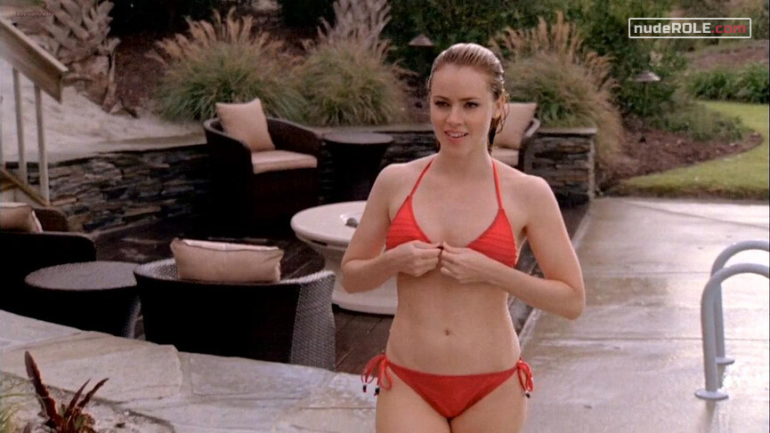 2. Sara sexy – One Tree Hill s07e08 (2009)