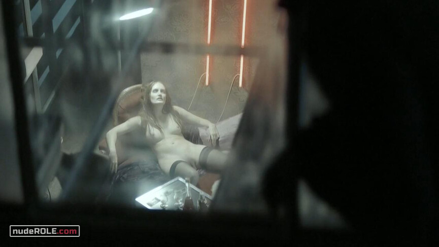 2. Fotomodelka nude – Cirkus Bukowsky s01e02 (2013)