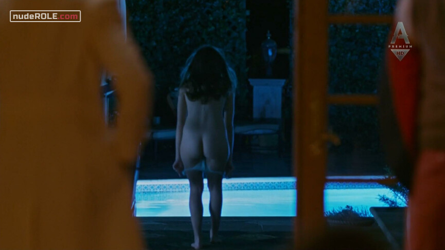 1. Fiona sexy, Carolyn nude – The Leisure Class (2015)