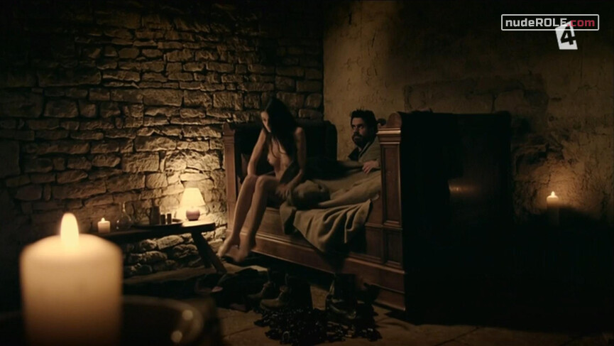 2. Héléna nude – Hero Corp s03e27 (2013)