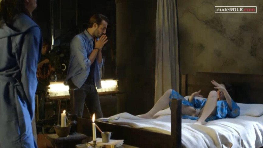 2. Carla Casanova nude – El crac s01e08 (2014)