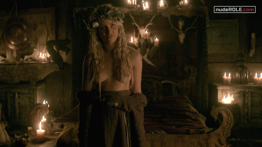 1. Margrethe nude, Astrid nude – Vikings s04e18 (2017)