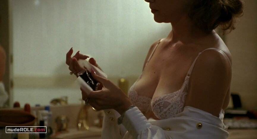 2. Myra Langtry nude – The Grifters (1990)