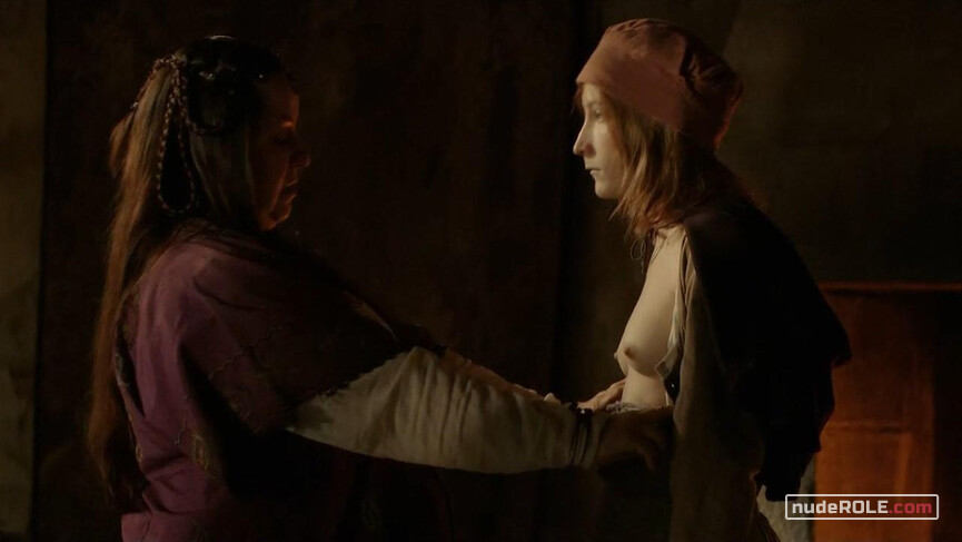 1. Rousse nude – La Commanderie s01e02 (2010)