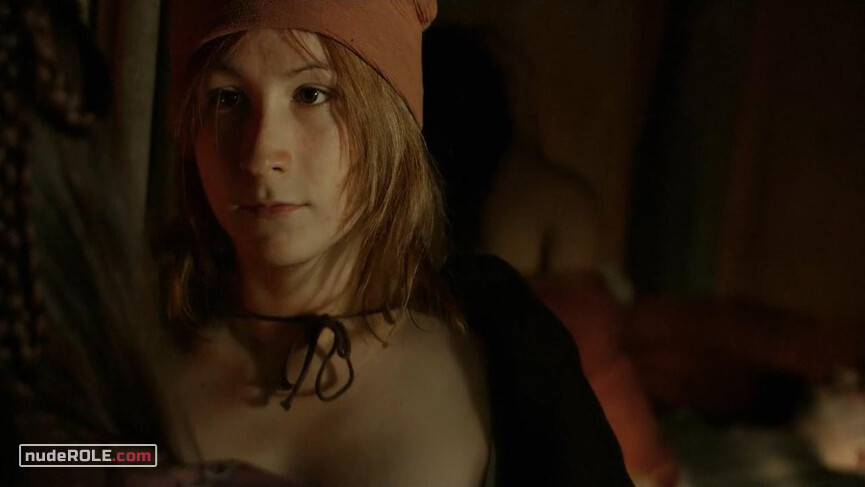 2. Rousse nude – La Commanderie s01e02 (2010)