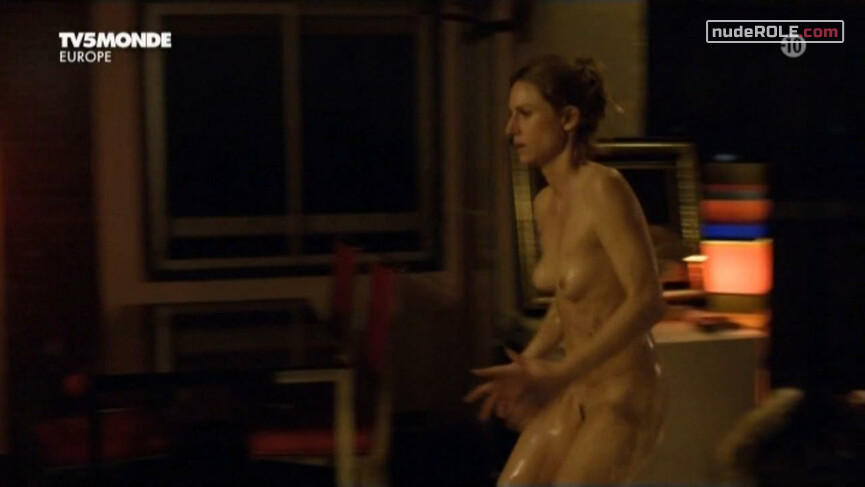 1. Mariella de Luca nude – Hiver rouge (2011)