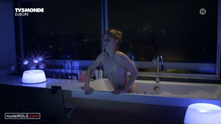 2. Mariella de Luca nude – Hiver rouge (2011)