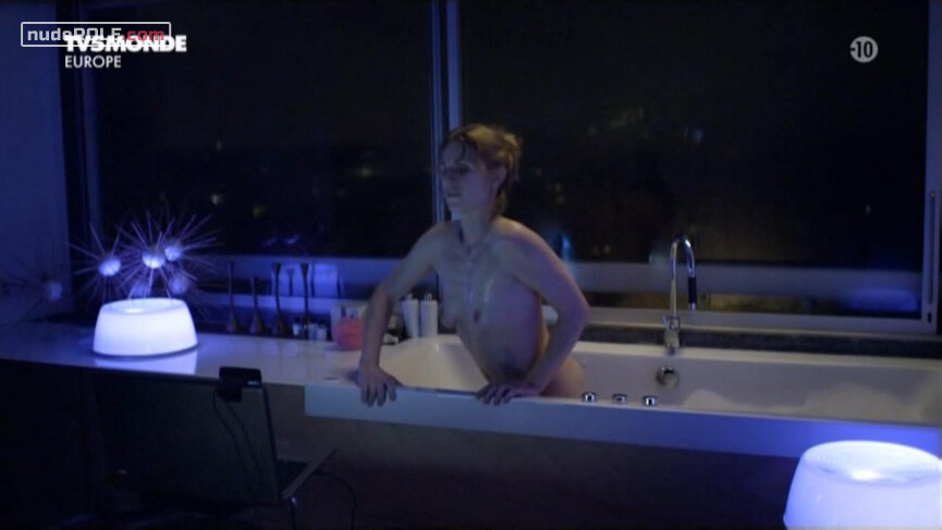 2. Mariella de Luca nude – Hiver rouge (2011)