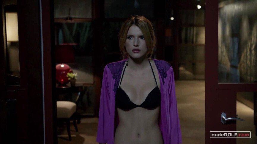 2. Nina Patterson sexy – Scream: The TV Series s01e01 (2015)