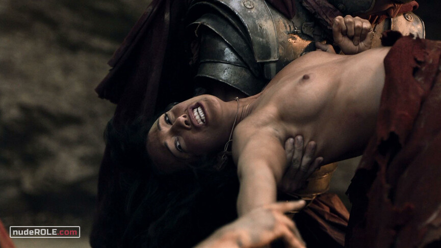 2. Sura nude – Spartacus s01e01 (2010)